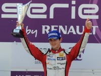 Заминка Верня на пит-стопе позволила Росси выиграть гонку Формулы-Renault 3.5