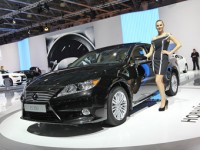 Lexus назвал российские цены на седан ES