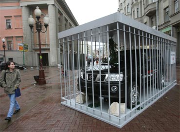 Nissan загнал внедорожники в клетки Nissan загнал внедорожники в клетки