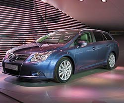 Toyota показала Avensis 3 с тремя новыми моторами Toyota показала Avensis 3 с тремя новыми моторами
