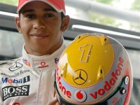 Шлемы гонщиков McLaren украсят бриллиантами Шлемы гонщиков McLaren украсят бриллиантами