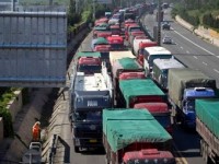 Грузовики с углем образовали в Китае 120-километровую пробку Грузовики с углем образовали в Китае 120-километровую пробку