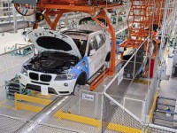 Западные автопроизводители остановили выпуск машин в Египте Западные автопроизводители остановили выпуск машин в Египте