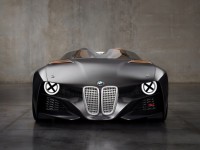 Девушка испытала мощь новой бэхи BMW 328 Hommage (фото) Девушка испытала мощь новой бэхи BMW 328 Hommage (фото)