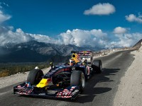Болид Формулы-1 проехал по самой высокой автодороге в мире Болид Формулы-1 проехал по самой высокой автодороге в мире