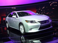 Новый Lexus ES обзавелся гибридной силовой установкой (фото) Новый Lexus ES обзавелся гибридной силовой установкой (фото)
