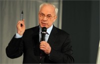 Азаров: Водители могут не платить парковщикам Азаров: Водители могут не платить парковщикам