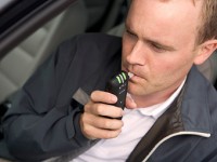 Французских водителей обязали возить с собой алкотестеры Французских водителей обязали возить с собой алкотестеры