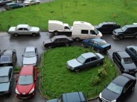 За парковку машин в киевских дворах хотят брать по 10 гривен в день За парковку машин в киевских дворах хотят брать по 10 гривен в день