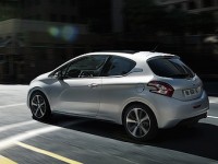 Peugeot      208-